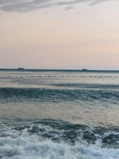 海边日落时的翻涌海浪