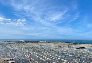 广阔海滩与蓝天美景