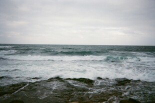 海边波涛汹涌的壮阔景象