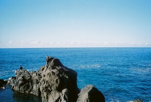 海边嶙峋礁石与广阔大海
