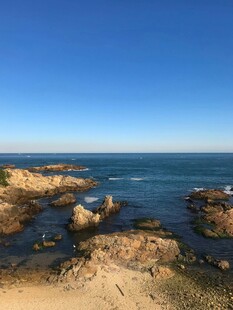 海边岩石与蔚蓝大海景观