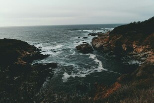 海岸边的海浪与嶙峋礁石