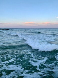 海浪翻涌的美丽海滨景色