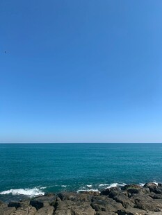 海边岩石与湛蓝大海美景