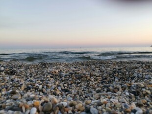 海边碎石滩的美丽景致