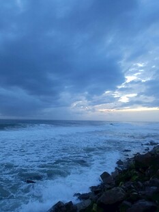 海边暮色下的汹涌海浪