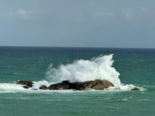 海浪拍击礁石的壮阔景象