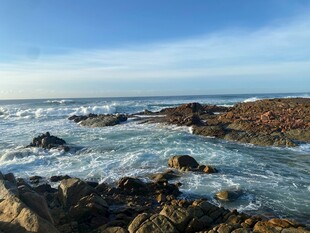 海边礁石与翻涌海浪