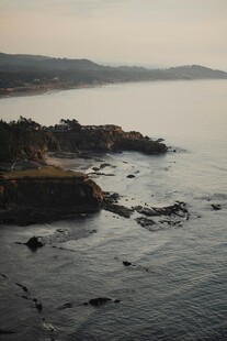 黄昏下的海边礁石美景