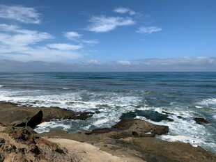 海边礁石与翻涌海浪