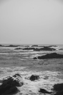 海浪拍击礁石的黑白景象