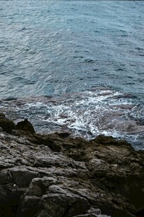 海边岩石与翻涌海浪