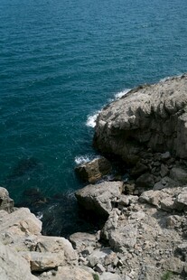 海边嶙峋岩石与碧蓝海水