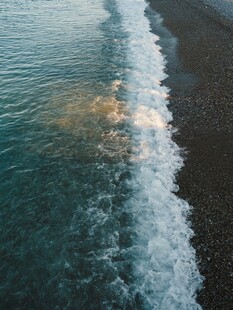 海浪拍打黑色沙滩美景