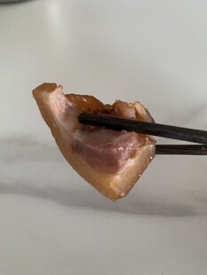 筷子夹着的美味肉片