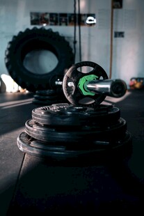 健身房中的健身器材特写