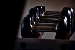 整齐排列的健身哑铃