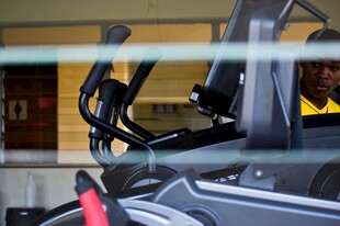 健身房内的跑步机使用者