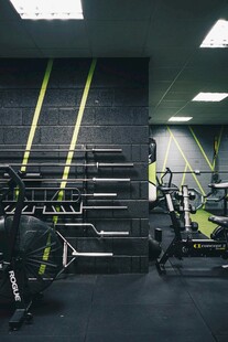 现代健身房内的多样健身器材