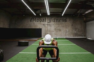 健身房内专注健身的人