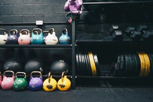 健身房多彩壶铃与健身者