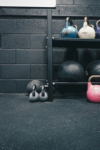 健身房角落的多样健身器材