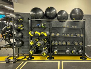 健身房器械架上的多样器材