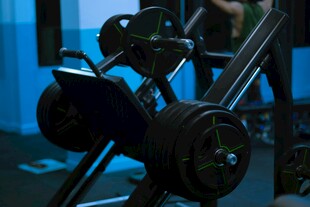 健身房中的哑铃健身器材