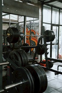 健身房内的专业健身器材