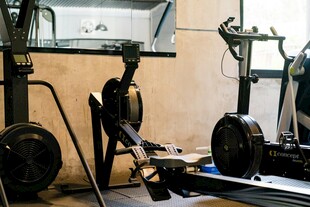 健身房内的多样健身器材