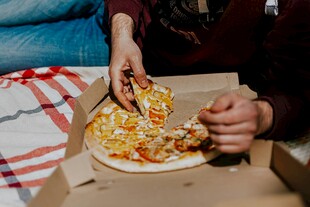 户外享用美味披萨时刻