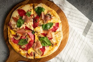 美味火腿蔬菜披萨
