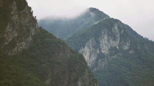 云雾缭绕的巍峨山峦