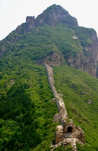 山间蜿蜒古道