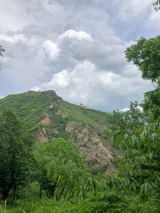 青山绿树间的秀丽山景