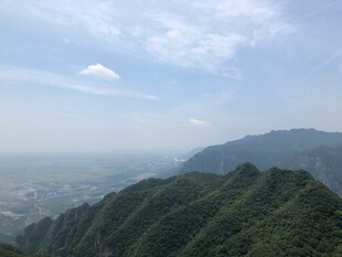 青山云海间的壮美风光