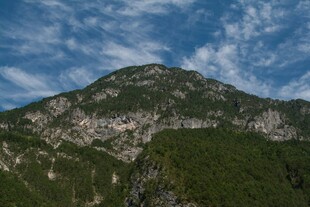 巍峨青山伴蓝天