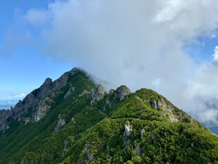 青山巍峨伴蓝天