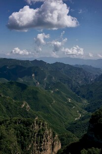 山峦云海间的壮美风光
