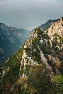 巍峨山峦
