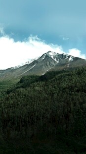 巍峨青山伴蓝天