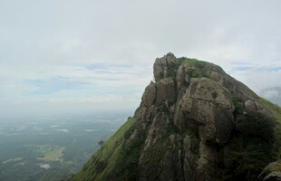 巍峨山峰俯瞰广袤大地