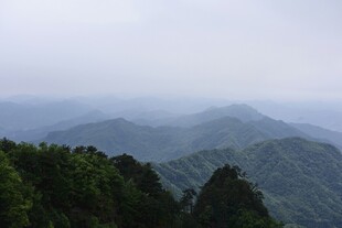 山峦云雾间的绿意景致