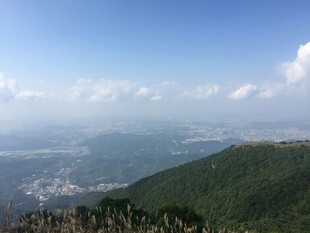 山顶俯瞰城市与山海风光