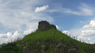 云绕奇峰