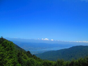 青山蓝天间的壮美山景