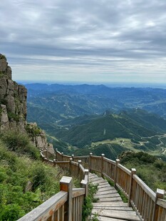 山间栈道赏壮丽风景