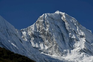 巍峨雪山壮丽景致
