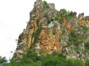 巍峨嶙峋的岩石山峰