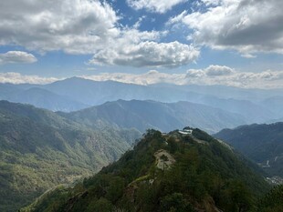 山峦云海间的壮美风光